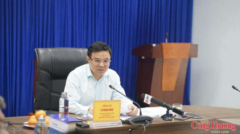 Minister of Industry and Trade Le Manh Hung delivers concluding remarks at the working session.