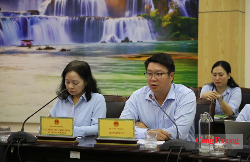 Pham Thanh Trung, Deputy Director of the Legal Department, delivers remarks at the working session