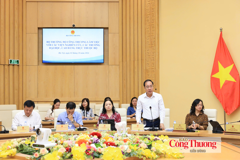 Tran Quang Huy, Director of the Department of Organization and Personnel, delivers a report at the meeting