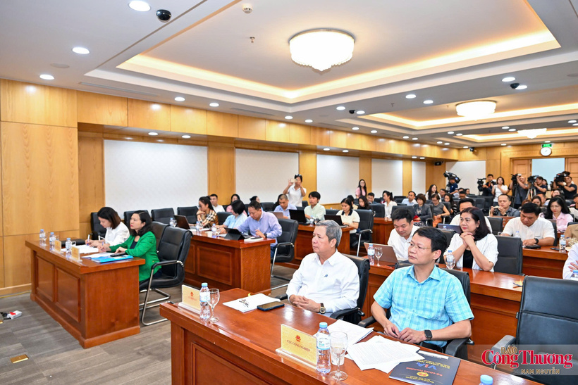 Representatives of departments, agencies and other units under the Ministry of Industry and Trade attend the regular press conference for the third quarter of 2026.