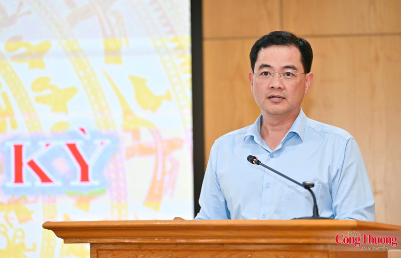 Bui Huy Son, Director of the Department of Planning and Finance under the Ministry of Industry and Trade, presents an overview of industrial production and trade performance in September and the first nine months of 2026.