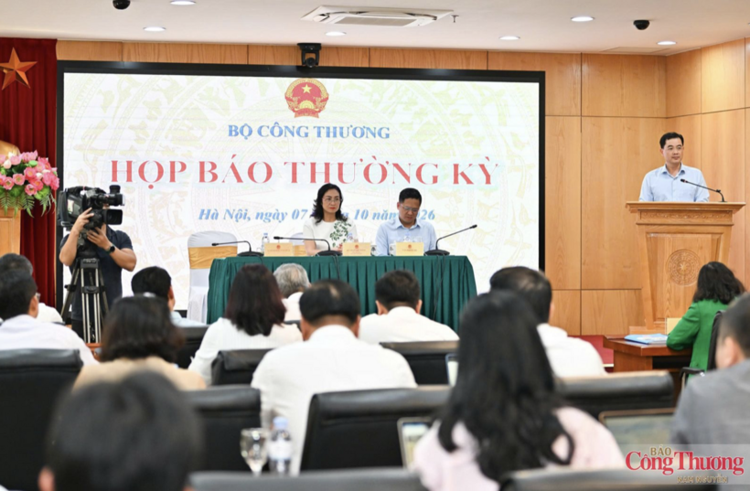 Bui Huy Son, Director of the Department of Planning and Finance under the Ministry of Industry and Trade, presents a summary of industrial production and trade performance in September and the first nine months of 2026.