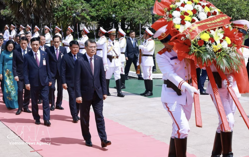 Prime Minister Le Minh Hung and the high-level Vietnamese delegation lay a wreath at the Monument to Unknown Fallen Heroes in Vientiane. (Photo: VNA)