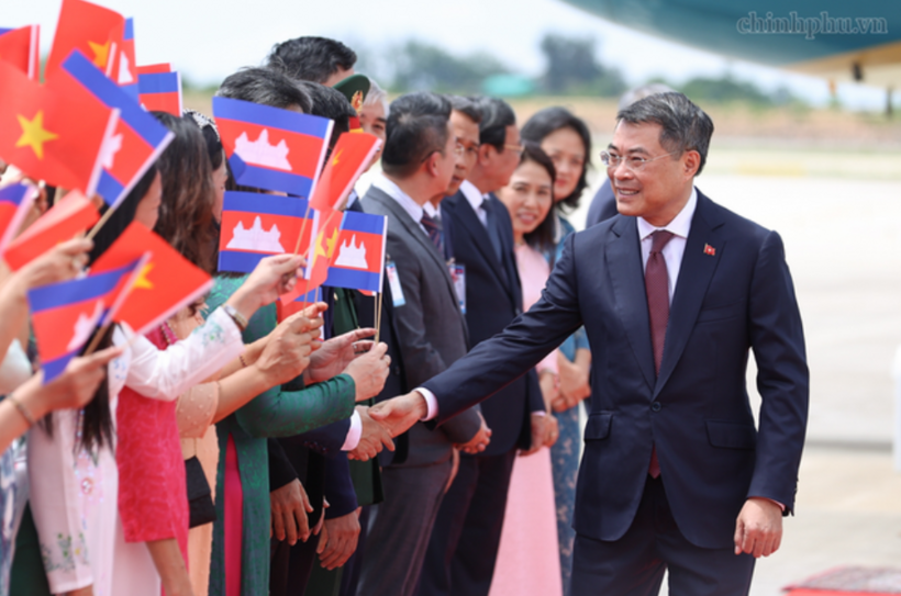 Prime Minister Le Minh Hung arrives in Phnom Penh on October 9 to begin a two-day official visit to Cambodia. Photo: VGP