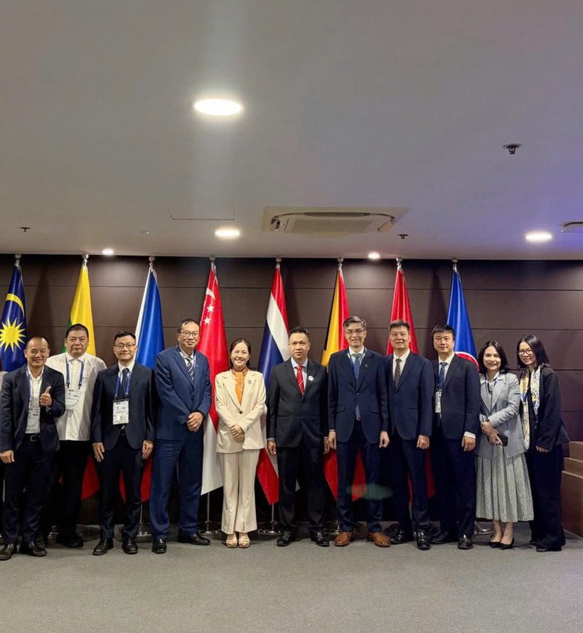 Deputy Minister Nguyen Viet Son and delegates pose for a group photo. Photo: the MoIT