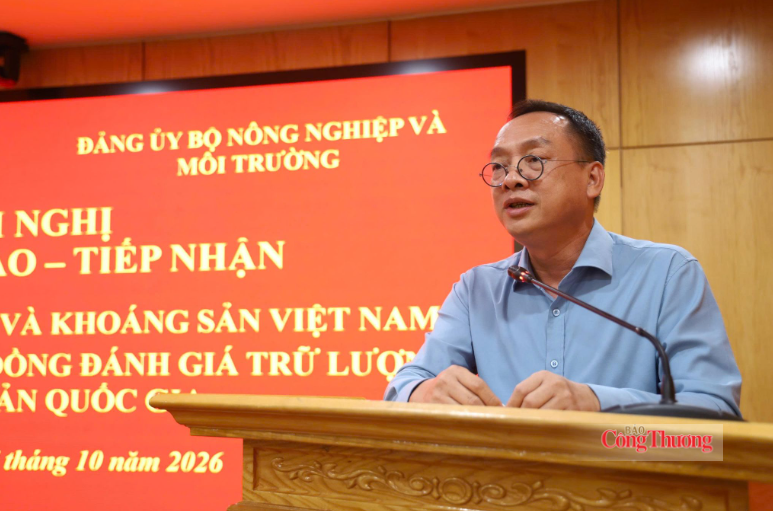 Ngo Hong Giang, full-time Deputy Secretary of the MAE Party Committee, addresses the conference.
