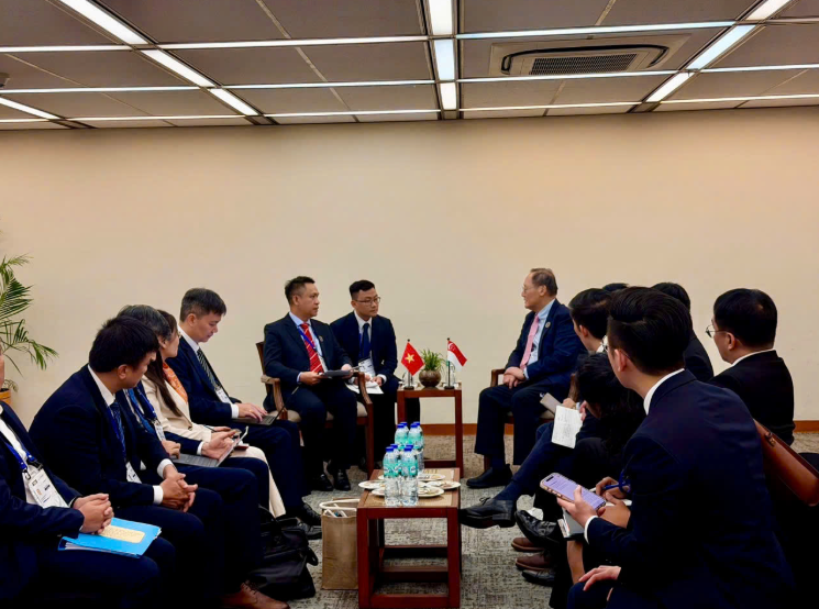 Deputy Minister Nguyen Viet Son holds a bilateral meeting with Singapore's Minister. Photo: the MoIT