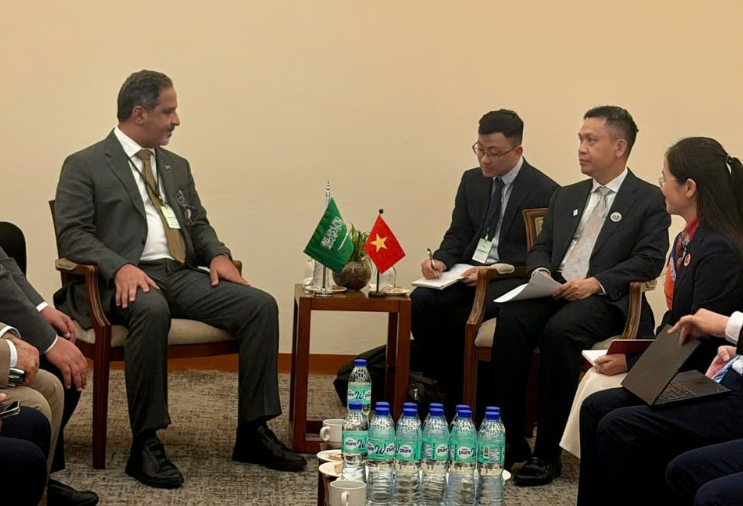 Deputy Minister Nguyen Viet Son holds a bilateral meeting with Saudi Arabia's Minister. Photo: the MoIT