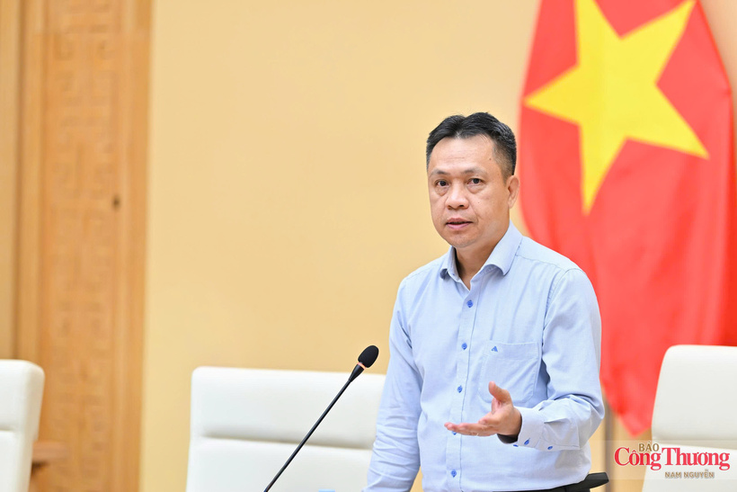 Deputy Minister of Industry and Trade Nguyen Viet Son delivers his concluding remarks at the conference.