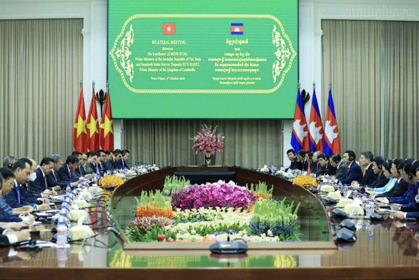 Minister Le Manh Hung accompanies Prime Minister Le Minh Hung at talks with Cambodian Prime Minister Hun Manet. Photo: chinhphu.vn
