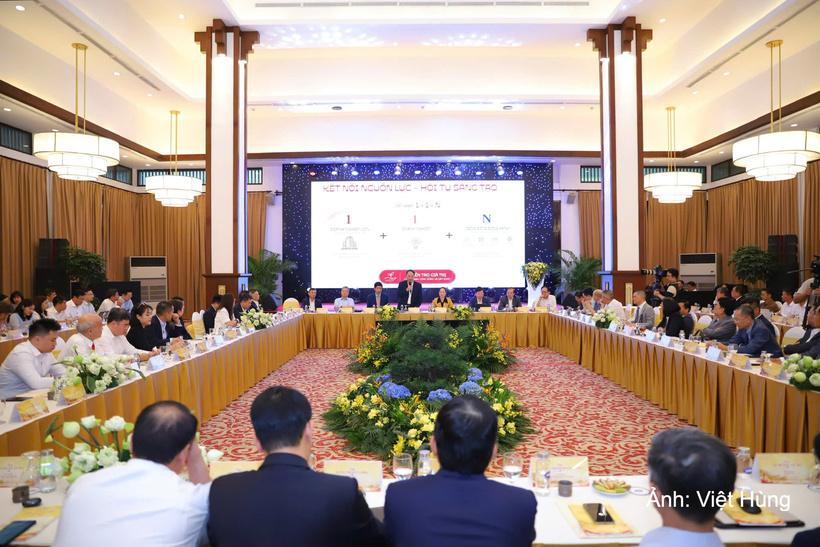 Delegates at the launch ceremony discuss and exchange views on initiatives for the development of Viet Nam’s cultural industries.