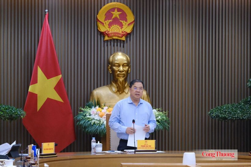 Standing Deputy Prime Minister Pham Gia Tuc delivers his remarks.