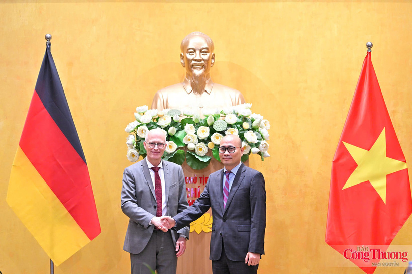 Deputy Minister of Industry and Trade Luong Hoang Thai and Peter Tschentscher, First Mayor of Hamburg, Germany, at the meeting.