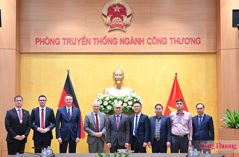 Deputy Minister of Industry and Trade Luong Hoang Thai, Hamburg's First Mayor Peter Tschentscher and delegates pose for a group photo following the meeting.