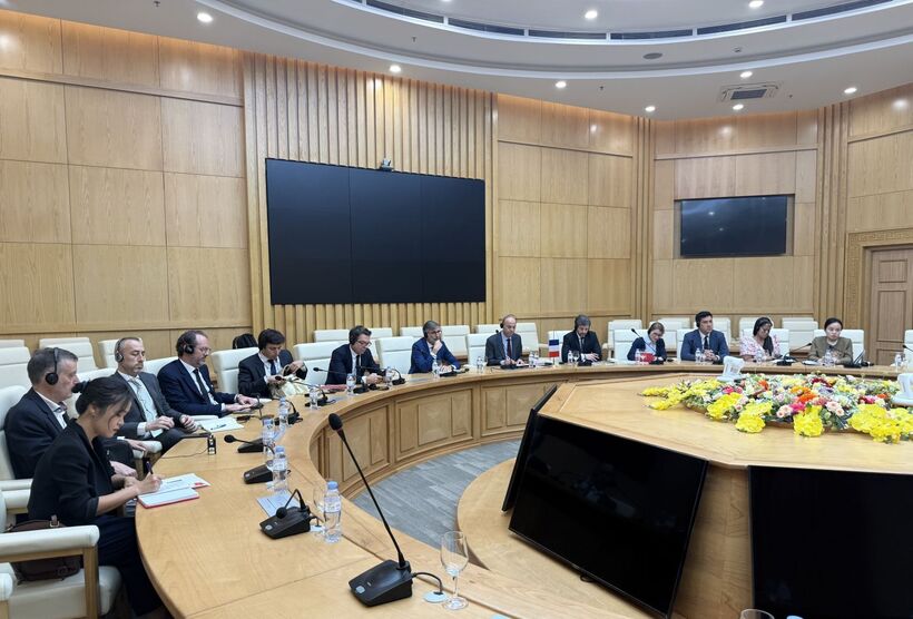French Ambassador to Viet Nam Didier Le Bret and representatives of MEDEF International and French businesses at the meeting.