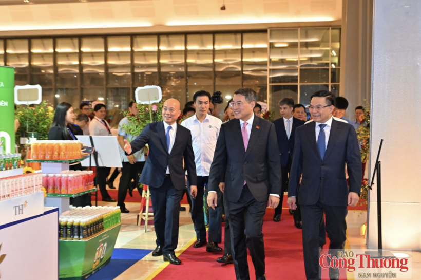 Prime Minister Le Minh Hung, Minister Le Manh Hung, and delegates visit exhibition booths at the announcement ceremony.