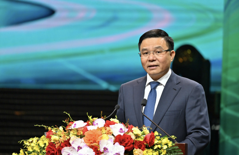 Minister Le Manh Hung speaks at the announcement ceremony.