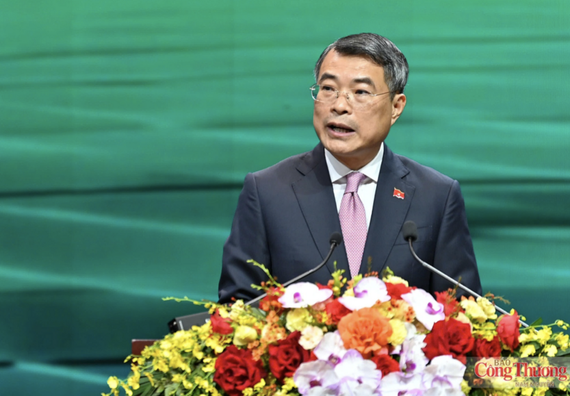 Prime Minister Le Minh Hung delivers guidance at the ceremony.