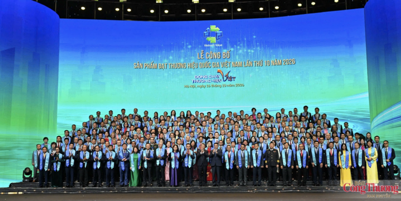 Prime Minister Le Minh Hung and Minister Le Manh Hung pose for a photo with businesses recognised under the Viet Nam National Brand program.
