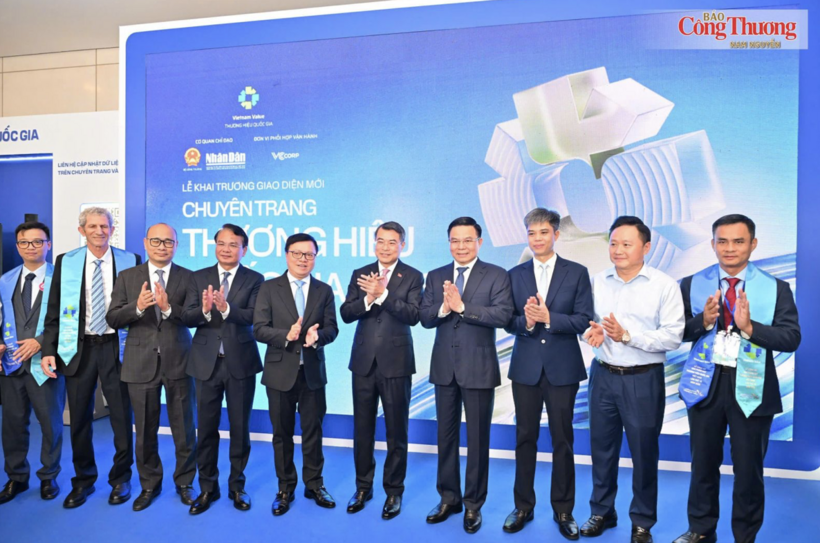 Prime Minister Le Minh Hung and Minister Le Manh Hung pose for a photo with delegates and businesses at the launch of the redesigned Viet Nam National Brand section on the Nhan Dan Newspaper.