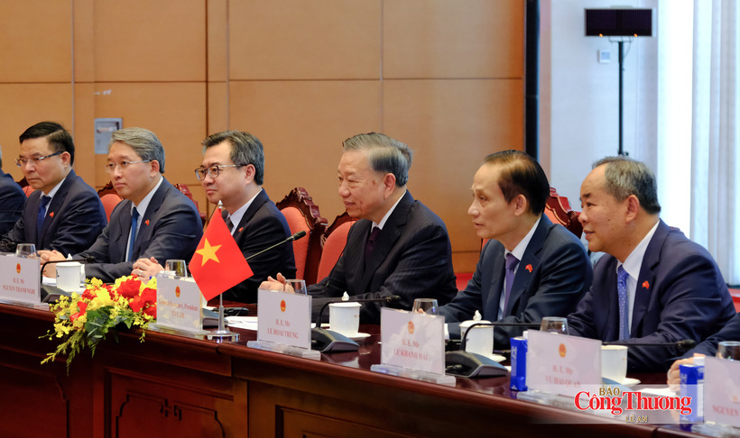 Party General Secretary and State President To Lam delivers remarks.