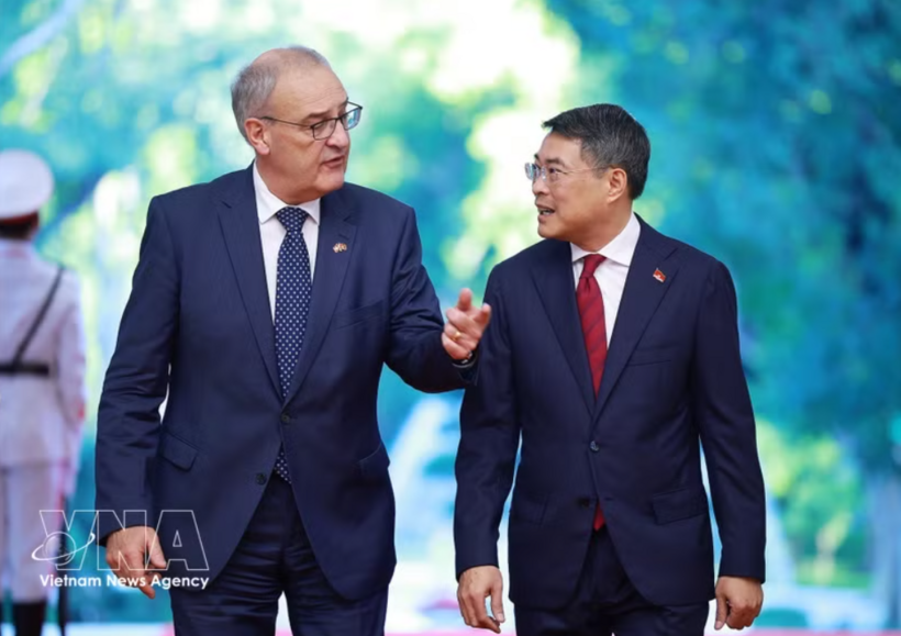 Prime Minister Le Minh Hung (right) meets with Swiss President Guy Parmelin in Ha Noi on October 17, 2026. Photo: VNA