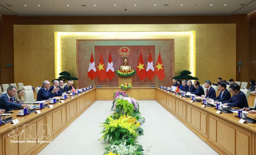 The meeting between Prime Minister Le Minh Hung and Swiss President Guy Parmelin in Ha Noi on October 17, 2026. Photo: VNA