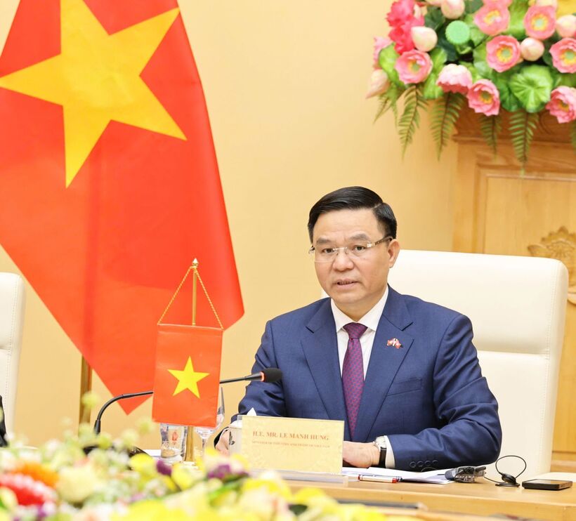 Minister of Industry and Trade Le Manh Hung delivers remarks at the meeting.