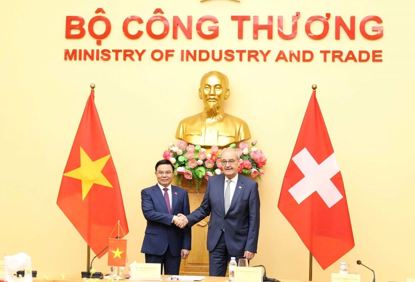 Minister of Industry and Trade Le Manh Hung and Guy Parmelin, President of the Swiss Confederation and Head of the Federal Department of Economic Affairs, Education and Research.