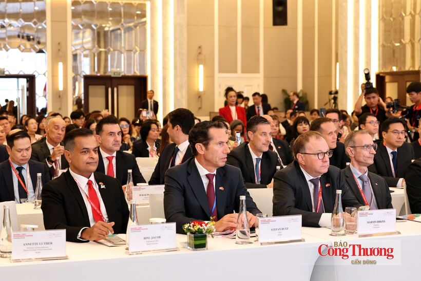 Business representatives from Viet Nam and Switzerland attend the forum.
