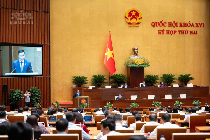The National Assembly hears the Government's submission on the draft Law amending and supplementing a number of articles of the Law on Commerce, the Law on Competition, the Law on Foreign Trade Management and the Law on Protection of Consumers' Rights. Photo: Quochoi.vn