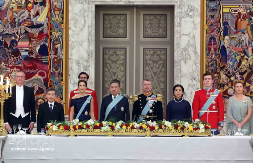 General Secretary of the Communist Party of Vietnam Central Committee and State President To Lam and his spouse Ngo Phuong Ly, Danish King Frederik X, Queen Mary, Crown Prince Christian and delegates perform the flag-raising ceremony. (Photo: VNA)