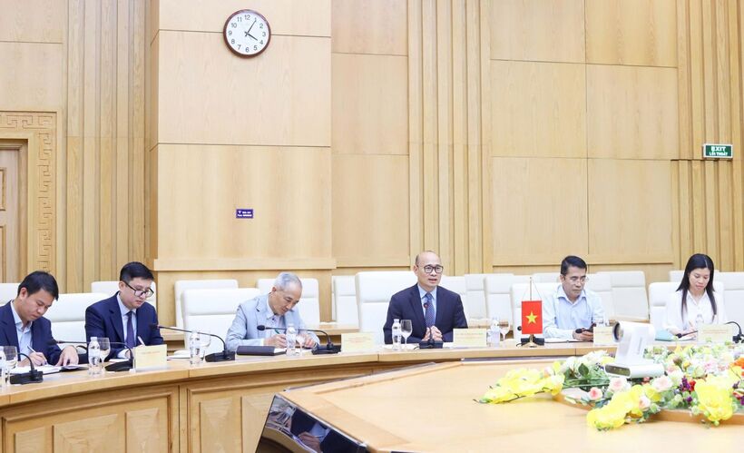 Deputy Minister Luong Hoang Thai holds talks with French minister to deepen cooperation - 2