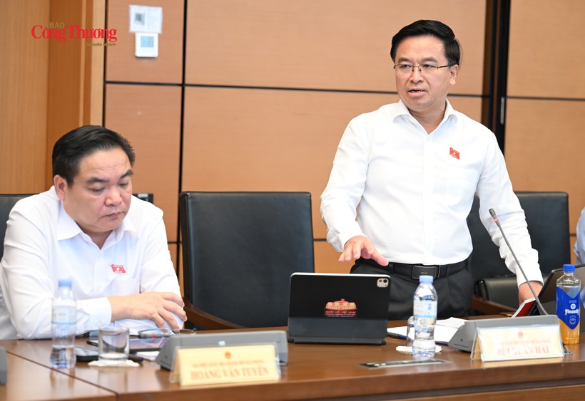 National Assembly deputy Bui Xuan Hai of the Hai Phong delegation.