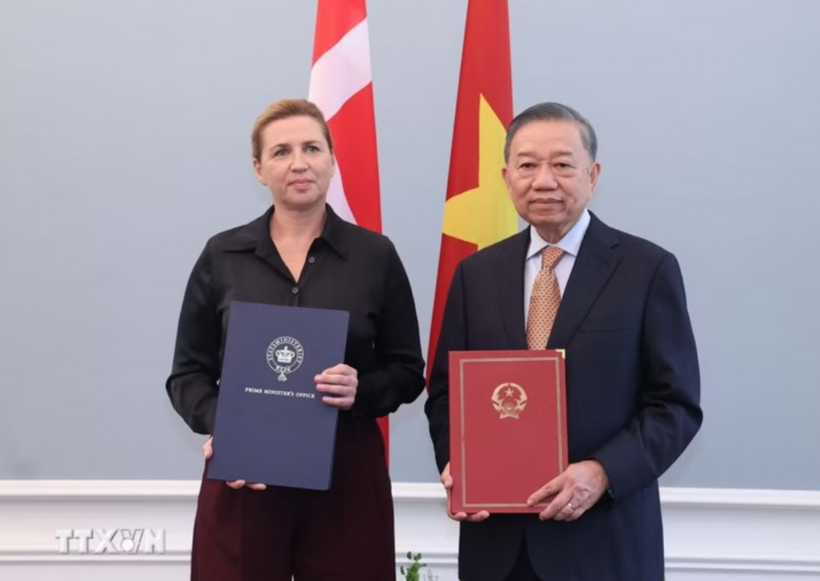 Party General Secretary and State President To Lam and Danish Prime Minister Mette Frederiksen exchange the Joint Statement on the Establishment of a Comprehensive Strategic Partnership between Viet Nam and Denmark. Photo: VNA