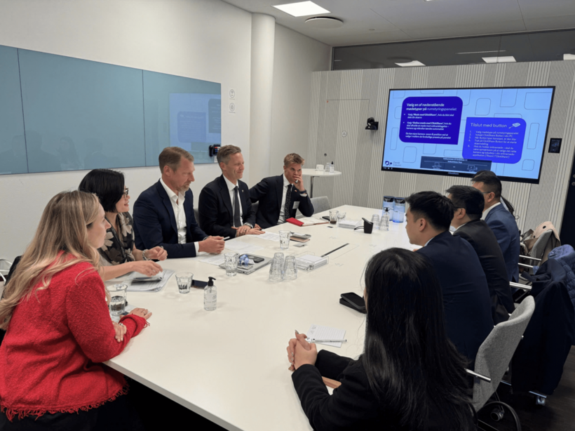 Deputy Minister of Industry and Trade Truong Thanh Hoai meets with Carlsberg Group executives.