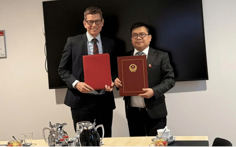 Deputy Minister Truong Thanh Hoai and Permanent Secretary Lars Frelle-Petersen of Denmark’s Ministry of Climate, Energy and Utilities sign a Memorandum of Understanding on energy cooperation, establishing a framework for advancing bilateral collaboration in a new phase.