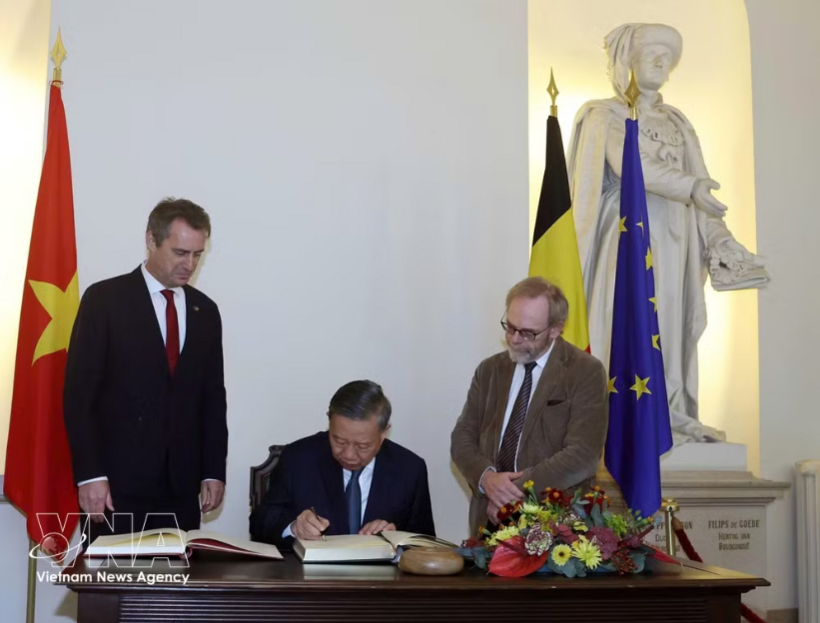 General Secretary of the Communist Party of Viet Nam Central Committee and President To Lam writes in the guest book at the headquarters of the Belgian Federal Parliament on October 23, 2026. Photo: VNA