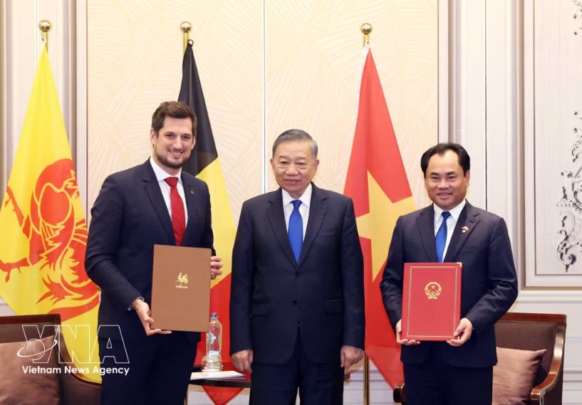 General Secretary of the Communist Party of Viet Nam Central Committee and President To Lam (C) witnesses the handover of a memorandum of understanding on cooperation in agriculture, resource management, and environmental protection between the Ministry of Agriculture and Environment of Viet Nam and the government of the Wallonia region. Photo: VNA