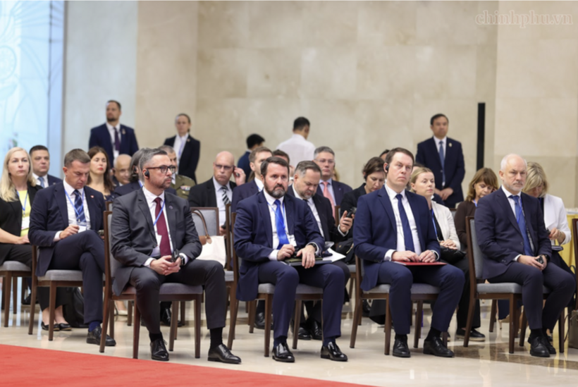 Delegates attend the press conference.