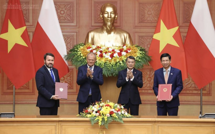 The two prime ministers witness the exchange of a cooperation agreement in tourism.