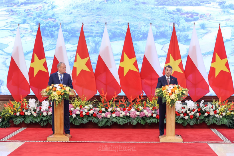 Vietnamese Prime Minister Le Minh Hung and Polish Prime Minister Donald Tusk meet with the press to announce the outcomes of their talks.