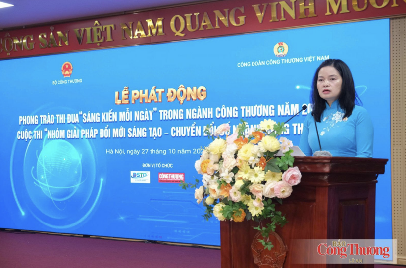 Le Thi Duc, Vice President of the Viet Nam Industry and Trade Trade Union, delivers remarks at the event.