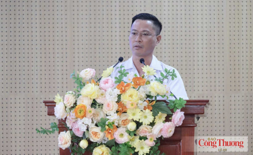 Nguyen Van Nguyen, a full-time trade union official at Honda Viet Nam, delivers remarks at the event.