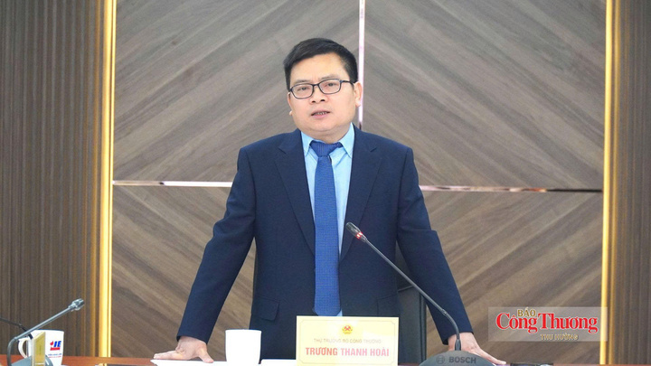 Deputy Minister of Industry and Trade Truong Thanh Hoai delivers remarks at the ceremony.