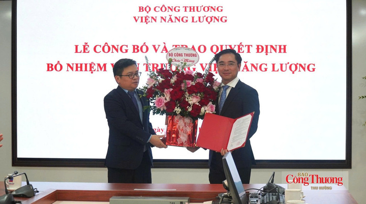 Deputy Minister Truong Thanh Hoai presents the decision appointing Pham Quang Huy as Director of the Institute of Energy.