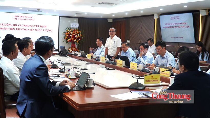 Nguyen Duc Ninh, General Director of the National Power System and Market Operator Company (NSMO), delivers remarks at the working session.