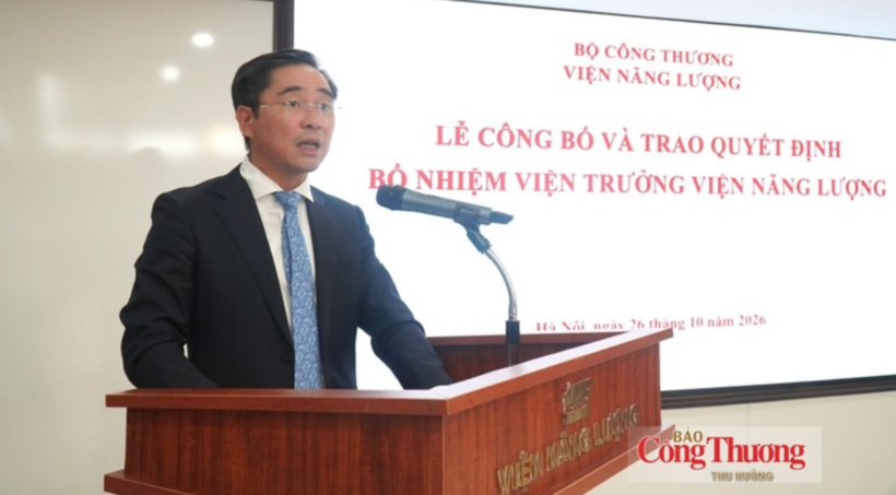 Pham Quang Huy delivers remarks at the appointment ceremony.