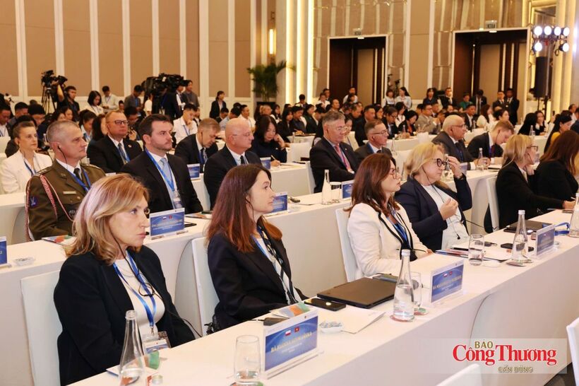 Representatives of the Vietnamese and Polish business communities attend the roundtable.