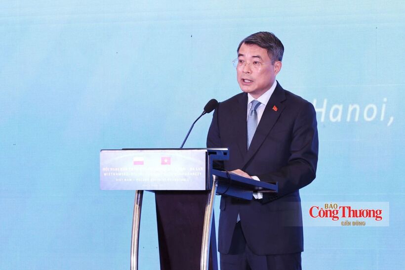 Prime Minister Le Minh Hung addresses the roundtable.